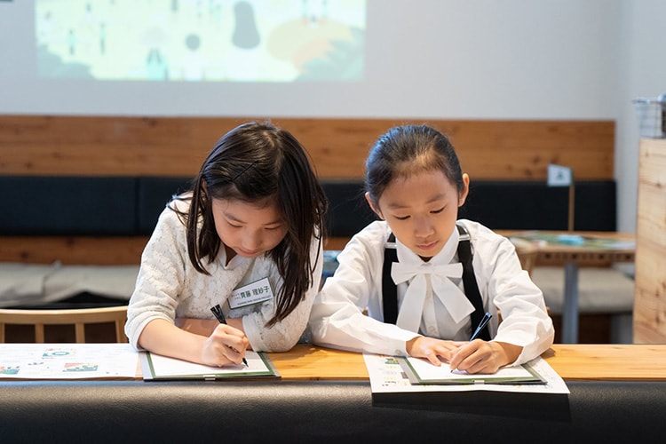 〈100本のスプーン〉「公園づくり計画のお披露目会」に参加した女の子