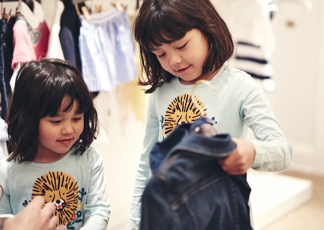 ラルフローレン表参道の店内で妹の洋服を選ぶお姉ちゃん