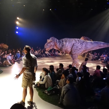 渋谷ヒカリエに恐竜が登場！体験型ライブエンターテインメント「DINO-A-LIVE『DINO SAFARI』」