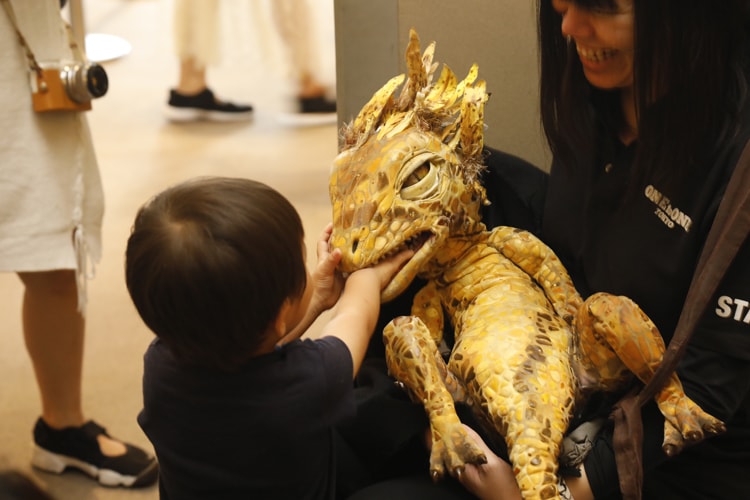 見て・触れて・学べる体験型ショー「恐竜どうぶつ園 2019」