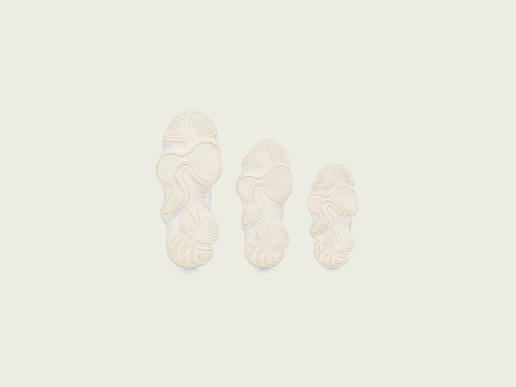 〈アディダス〉×〈カニエ・ウエスト〉ファミリーで履ける「YEEZY 500 BONE WHITE」登場！