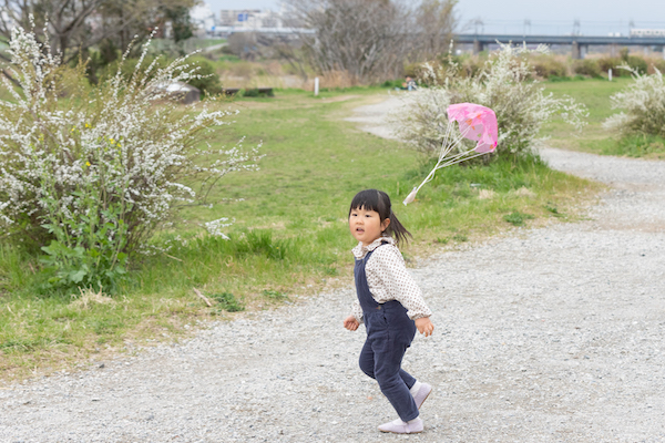 毎回軌道が変わるのがおもしろいパラシュート。飽きることなく追いかける子供たち。汗だくになること必至！
