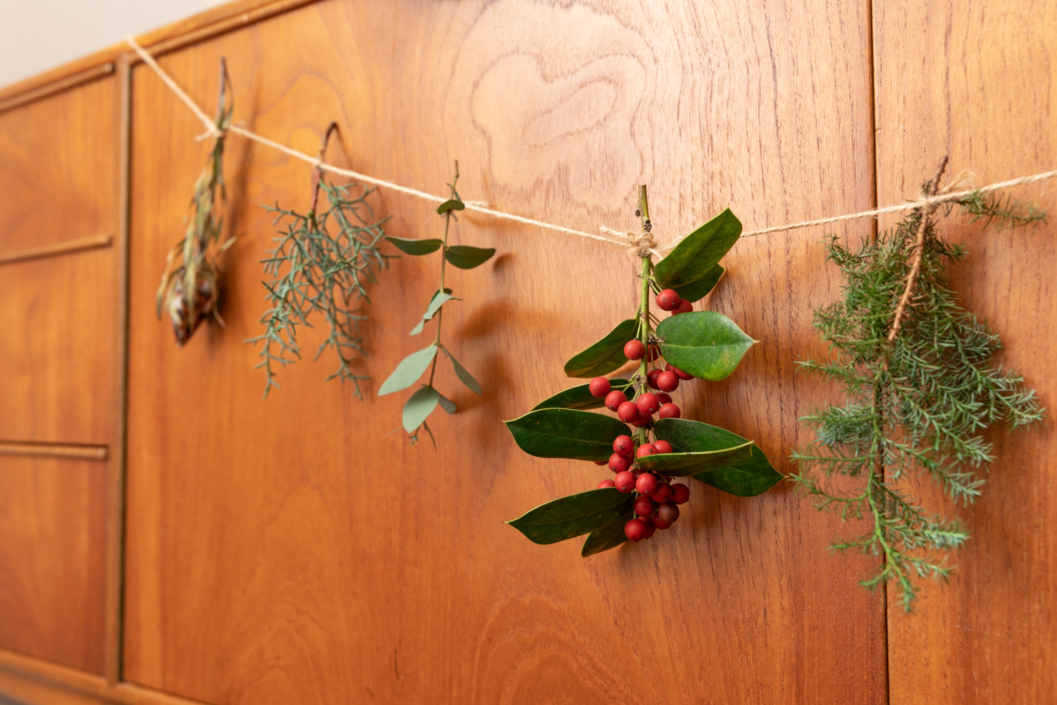 同じグリーンの葉でも、いろいろな形があったり、色合いがあったり…。植物のさまざまな表情を楽しみながらガーランド作りを子供と楽しんで。
