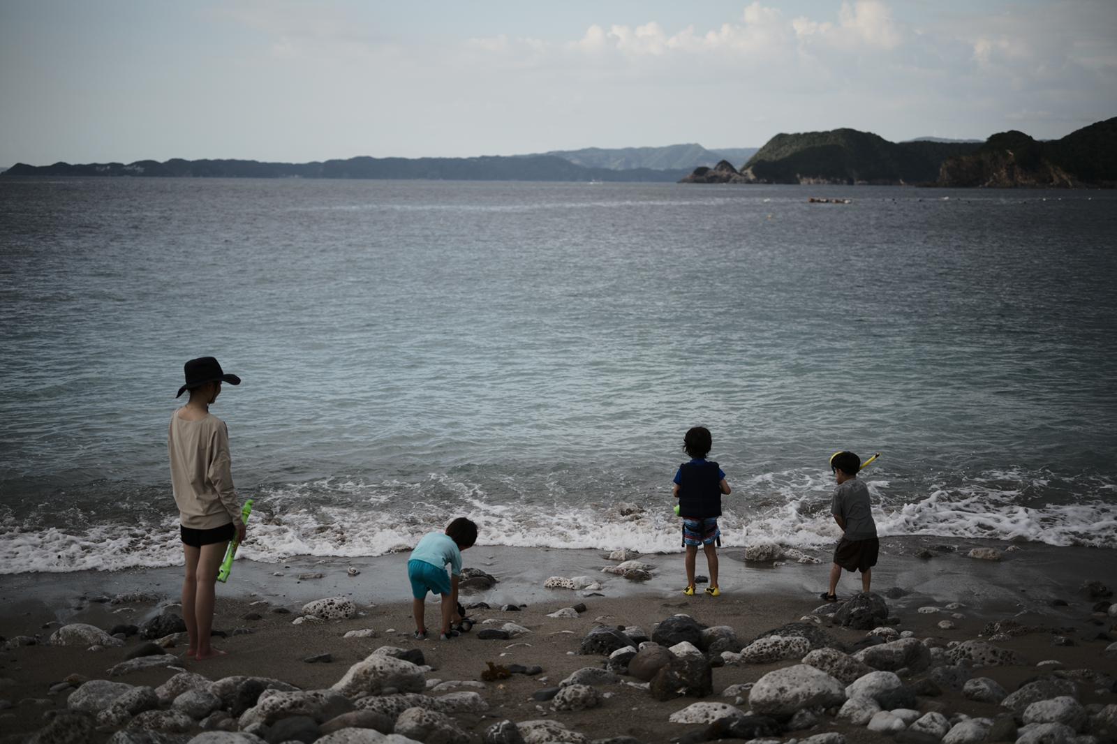 海で遊ぶ子どもたち。大人も潮風に吹かれて心地いい
