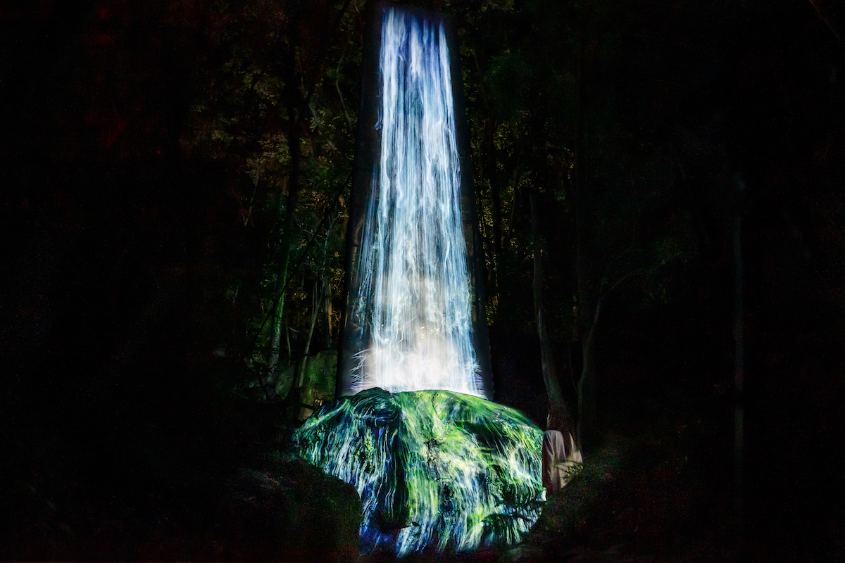 かみさまの御前なる岩に憑依する滝 / Universe of Water Particles on a Sacred Rock
teamLab,2017,Digitized Nature
