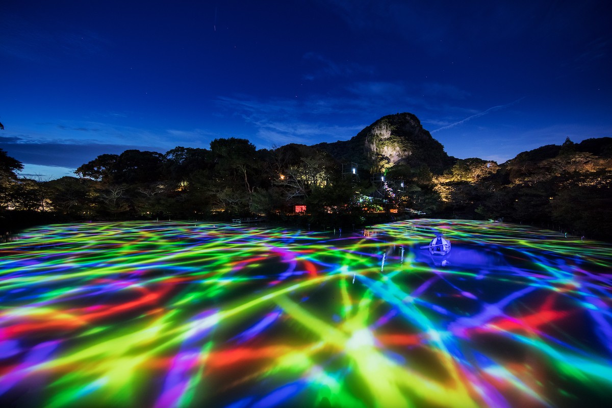 小舟と共に踊る鯉によって描かれる水面のドローイング/ Drawing on the Water Surface Created by the Dance of Koi and Boats – Mifuneyama Rakuen Pond
teamLab,2015,Interactive Digitized Nature,13min24sec,Sound: Hideaki Takahashi
