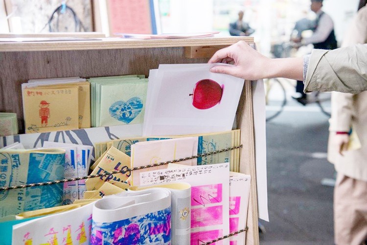 商店街に入ってすぐのところにある「ZINEスタンド」では、いろんな人が作ったZINEを手に取ることができる 
