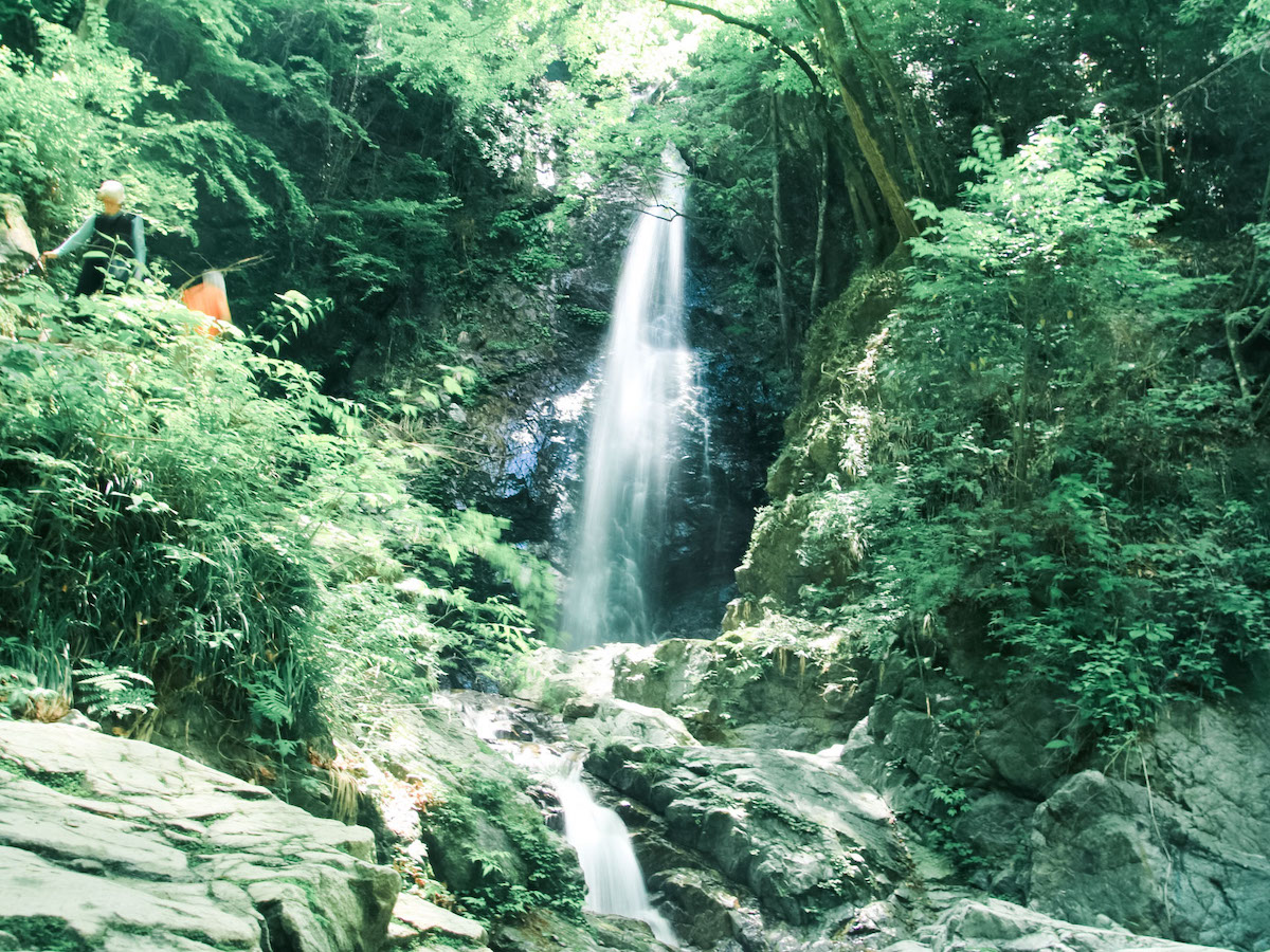 清涼な空気に包まれる払沢の滝。
