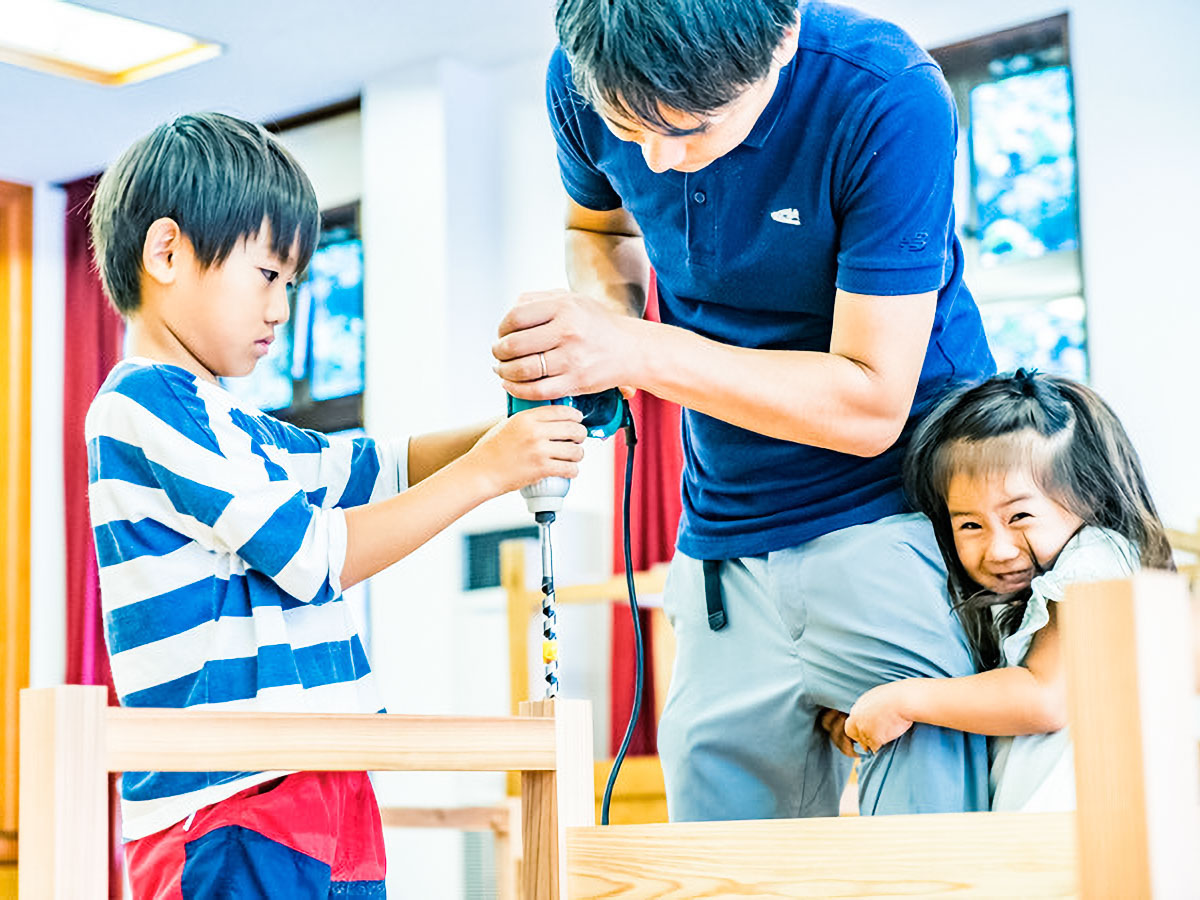 親子でオリジナルの丸太イス作りに挑戦。（※写真はイメージです）
