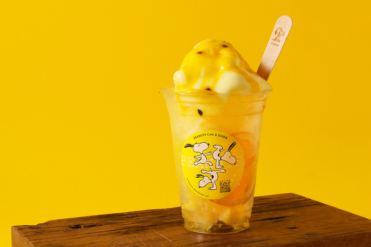 ウッドストックのかき氷（テイクアウト） ￥760　【販売店舗】PEANUTS Cafe 中目黒・神戸、PEANUTS DINER 横浜
(C) 2021 Peanuts Worldwide LLC
