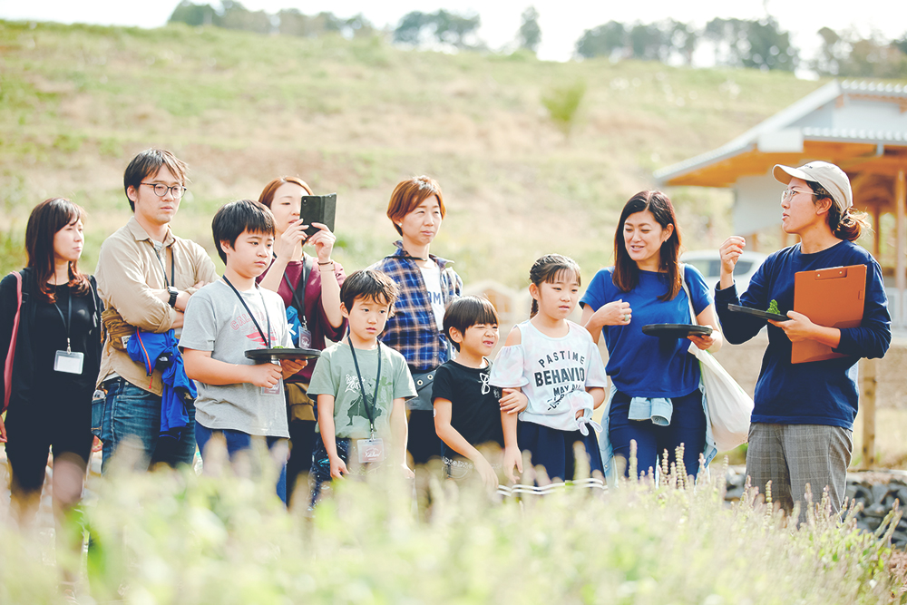 クルック フィールズツアーは事前予約も可能。参加費は中学生以上1,000円、小学生500円、未就学児は無料。
