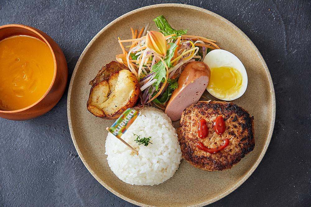 ダイニングの7月メニューの一部。農場の野菜、親鶏のハンバーグ、ソーセージなどが乗ったキッズプレートは880円。
